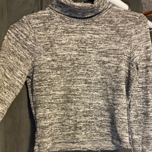 SEDUCTIONS by SIRENS Light Grey Turtle Neck Cropped Long Sleeve ‼️$9 price drop - Picture 2 of 10